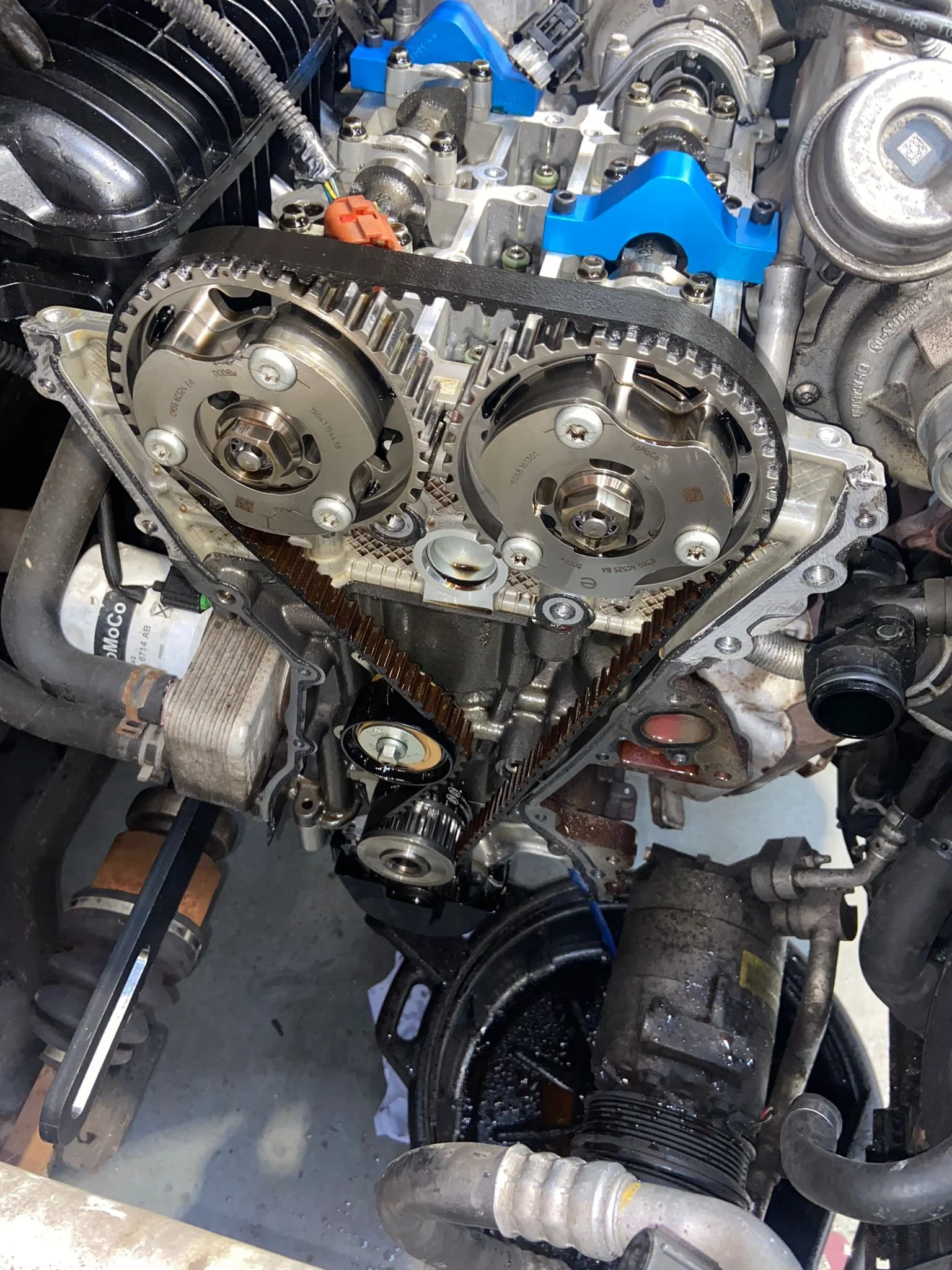 Ford EcoBoost Zahnriemen während der Demontage in der Werkstatt